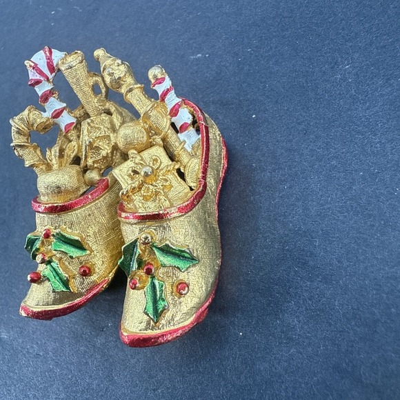 Christmas Slippers w Gifts Enamel COREL Vintage Gold Brooch Pin - Picture 3 of 14